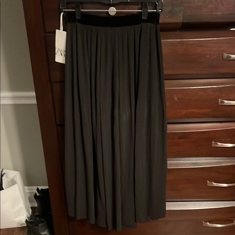 Elegant Black Pleated Skirt